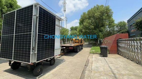 Un sistema mobile a osmosi inversa fotovoltaico solare